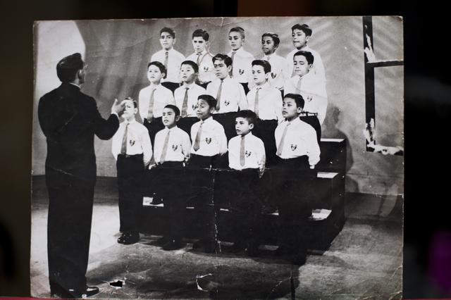 El padre Jose María Junquera dirige a la coral infantil, 1966. (Foto: archivo de Oscar Tafur).