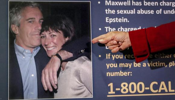 Audrey Strauss, fiscal federal interina del Distrito Sur de Nueva York, señala una foto de Jeffrey Epstein y Ghislaine Maxwell, durante una conferencia de prensa el 2 de julio de 2020. (Foto AP/John Minchillo, archivo).