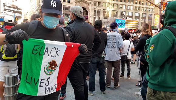 Leonardo, un mexicano indocumentado que lleva ya muchos años en Estados Unidos, muestra una bandera nacional con el anunciado de "Black Lives Matter" (La vida de los negros importa), este domingo, durante una protesta en el Bryant Park en Nueva York. (Foto: EFE)