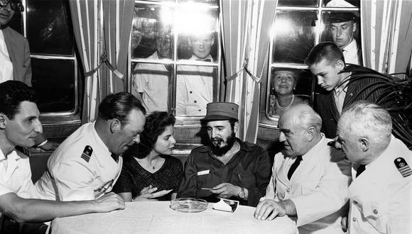 Lorenz con Fidel Castro, a bordo del crucero Berlín en La Habana en 1959. A la izquierda de Castro, está el padre de ella, Heinrich, capitán de la embarcación. Foto: Associated Press