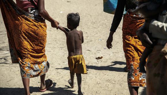 Según el PMA, en Madagascar 500.000 niños ya sufren de desnutrición, 110.000 de ellos de forma grave o aguda y están a un paso de la muerte (Foto: RIJASOLO / AFP)