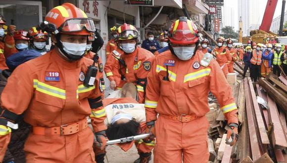 Una mujer rescatada viva el domingo 1 de mayo de 2022 de un edificio que se desplomó en Changsha, en la provincia de Hunan, en el centro de China.