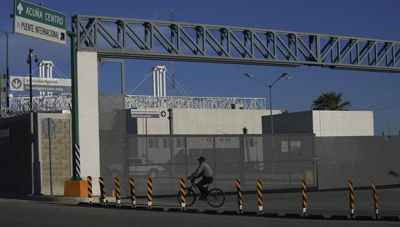 Un hombre pasa con su bicicleta frente a la entrada principal cerrada del puente fronterizo internacional que conecta las ciudades de Del Río, en Texas, y Ciudad Acuña, México, el viernes 24 de septiembre de 2021. (AP Photo / Fernando Llano).