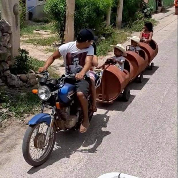 Huacho convirtió materiales reciclados en un trencito para pasear a sus hijos con su motocicleta (Foto: Facebook / Voces del Paraíso)
