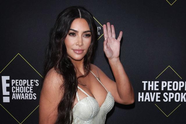 Kim Kardashian se lució en los People’s Choice Awards 2019 con su estilizado atuendo. (Foto: EFE)