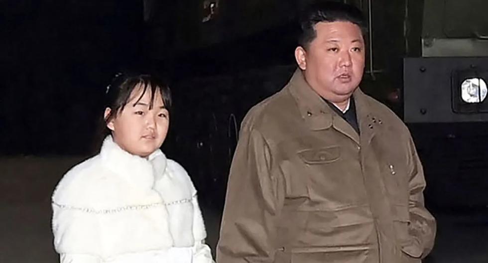 Kim Jong-un junto a su hija en el lanzamiento de un misil intercontinental de Corea del Norte. La niña tendría 10 años y sería su segunda hija (KCNA).