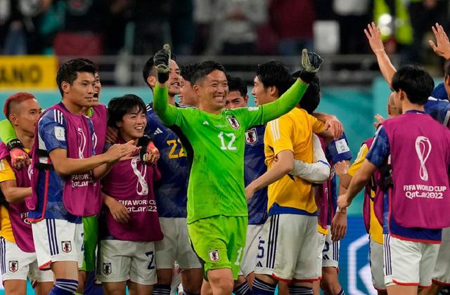 Festejo de Japón tras vencer a España y clasificar a octavos del Mundial. (Foto: EFE)