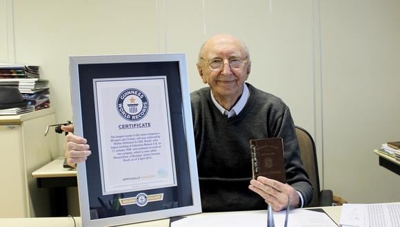 Acaba de cumplir 100 años y más de 80 los lleva trabajando en la misma empresa. (Foto: Guinness World Records)