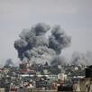Una fotografía tomada el 6 de mayo de 2024 muestra humo ondeando tras el bombardeo al este de Rafah, en el sur de la Franja de Gaza, en medio del conflicto en curso entre Israel y el movimiento palestino Hamás. (Foto de AFP).