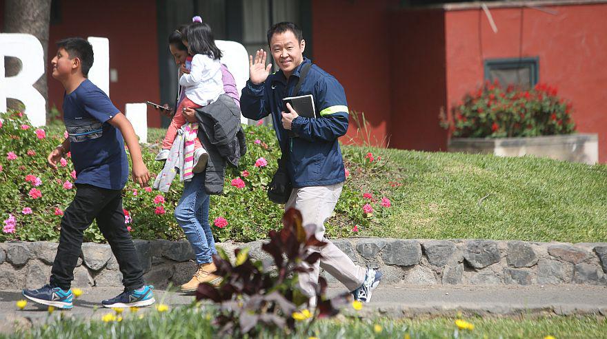 A su llegada al hotel El Pueblo, varios trabajadores y huéspedes lo buscaron para sacarse fotos con el menor de los hermanos Fujimori Higuchi. (Rolly Reyna / El Comercio)