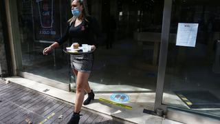 Chile reabre sus “cafés con piernas” tras pandemia y pese a quejas feministas | FOTOS