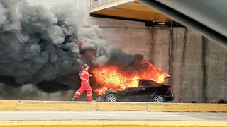 Surquillo: vehículo se incendia en Vía Expresa de Paseo de la República | VIDEO