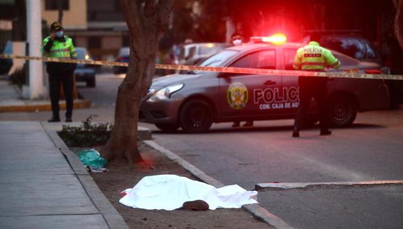 Vecinos aseguraron que la víctima discutió con unos desconocidos antes de ser asesinado. (Foto: GEC)