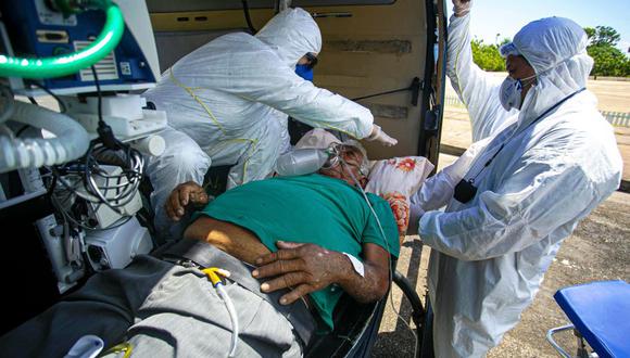 Un paciente positivo de coronavirus COVID-19 de 77 años de edad es trasladado en helicóptero desde el municipio de Monte Alegre al municipio de Santarem en el estado brasileño de Pará. (Foto: TARSO SARRAF / AFP).