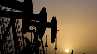 Petróleo cae cerca de 4% por preocupaciones sobre exceso de suministro y caída de la demanda