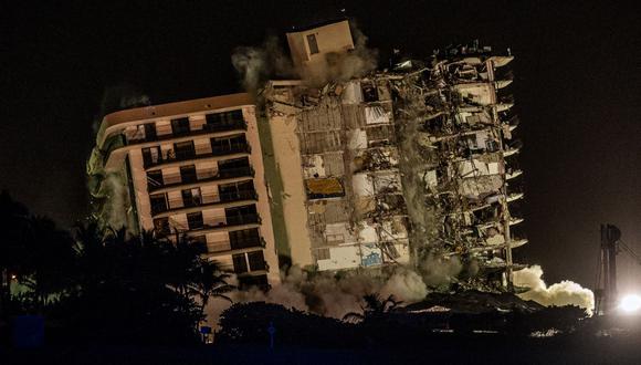 La torre Champlain South es demolida con una explosión controlada.
(Giorgio VIERA / AFP).