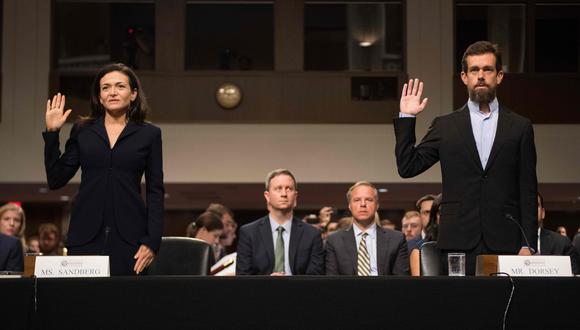La presidenta de operaciones de Facebook, Sheryl Sandberg, y el presidente ejecutivo de Twitter, Jack Dorsey, en el Congreso de Estados Unidos. (AFP).