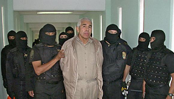 Miembros de la Policía Federal Preventiva (PFP) custodian al narcotraficante Rafael Caro Quintero (C), tras un operativo en la cárcel de "Puente Grande", en Guadalajara, Jalisco, a 450 Km al oeste de Ciudad de México, el 29 de enero de 2005.