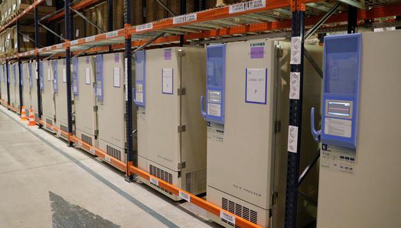 Los congeladores de temperatura ultrabaja se muestran en una plataforma de distribución en Chanteloup-en-Brie, al este de París, el martes 22 de diciembre de 2020. Las primeras dosis contra el coronavirus de Pfizer llegaron a Francia. (Geoffroy Van der Hasselt/AP).