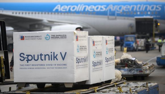 Llegada de la vacuna rusa contra el coronavirus Sputnik V al aeropuerto internacional de Ezeiza, en Argentina, el 12 de julio de 2021. (AFP).