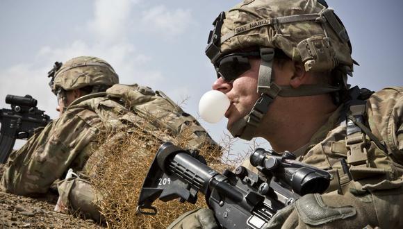 Un soldado del Ejército de Estados Unidos infla su chicle durante una misión  en la provincia de Kandahar, en Afganistán, el 3 de febrero del 2013. (REUTERS / Andrew Burton).