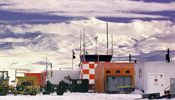 Equipo pesado se encuentra frente a la torre de control, en el campo William's de Estados Unidos en la plataforma de hielo del mar de Ross en Antártida en una foto reciente sin fecha. (Foto de MICHAEL FIELD / AFP)