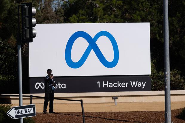 A visitor takes photos in front of signage at the Meta Platforms headquarters in Menlo Park, California, U.S., on Friday, October 29, 2021. Facebook Inc. rebrands itself as Meta Platforms Inc., decoupling its corporate identity from the social network of the same name.  network immersed in toxic content, and highlighting a shift to an emerging computing platform focused on virtual reality.  Photo: Bloomberg Agency.