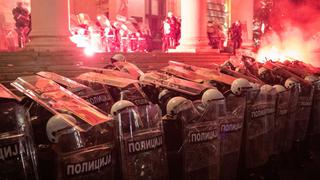 Serbia: tensión en manifestación en Belgrado con grupos violentos y ultras | FOTOS