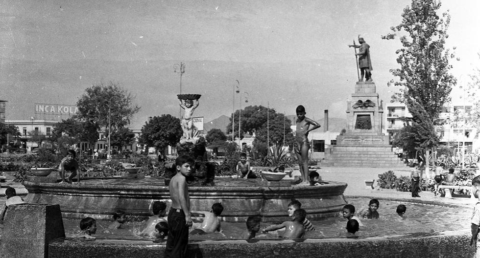 Lima, 13 de febrero de 1960. Un grupo de niños se bañan y juegan en la fuente de la plaza Manco Cápac en La Victoria. El monumento al inca reposaba en medio de la popular plaza, donde estaba desde 1938, aunque había sido inaugurado en 1926, a unas pocas cuadras de distancia, en la av. Grau. (Foto: GEC Archivo Histórico)
