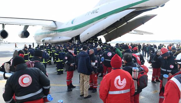 Los equipos de rescate argelinos llegan al Aeropuerto Internacional de Alepo el 7 de febrero de 2023, un día después de que un terremoto mortal azotara Siria y Turquía. (Foto: AFP)