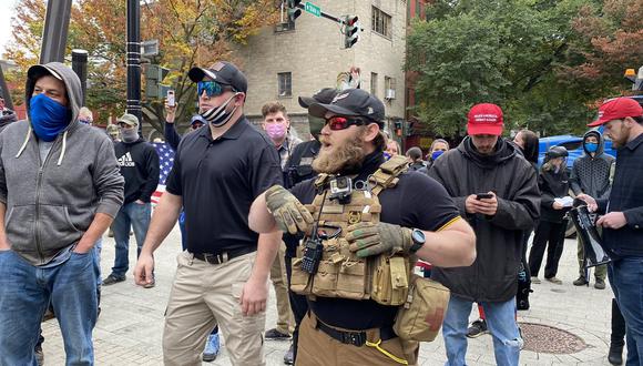 Un grupo de manifestantes del grupo Back to Blue y miembros de los Proud Boys, durante una manifestación en Ithaca. (Foto: @alittlelamb8)