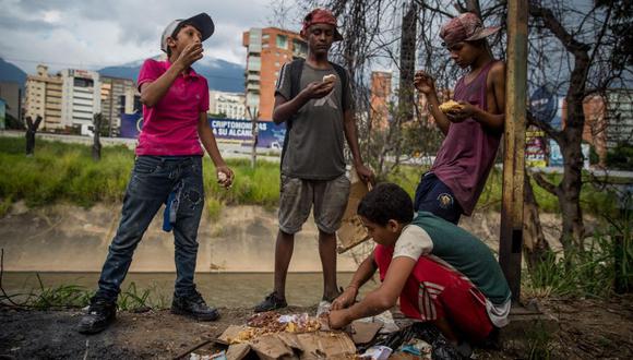 Un grupo de niños busca comida entre bolsas de basura que obtuvieron en una panadería, el pasado 10 de noviembre del 2018, en el barrio Las Mercedes de Caracas (Venezuela). (Foto: EFE)