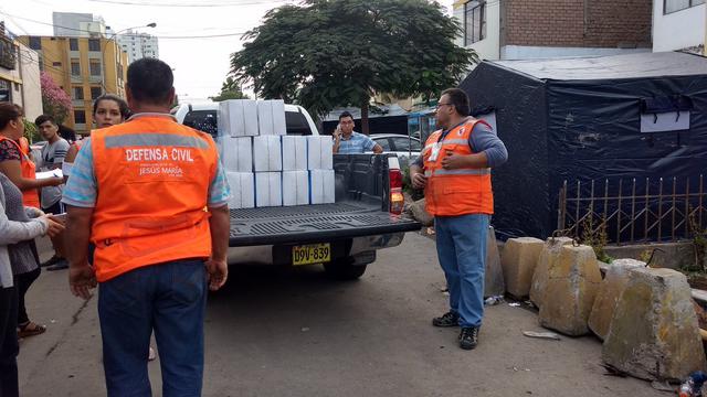 Alcalde de Jesús María, Jorge Quintana, llegó hasta la cuadra 24 de la avenida General Garzón para entregar ayuda a los damnificados por el incendio (Fotos: Difusión)