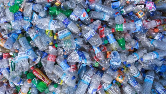 Botellas de plástico para reciclar en un basurero de Lagos, Nigeria.