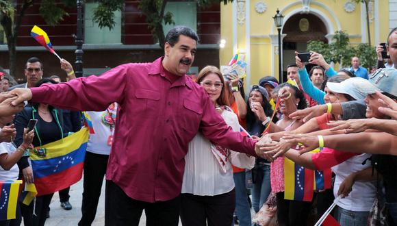 Nicolás Maduro y su esposa Cilia Flores participaron de un evento con mujeres chavistas en la Plaza Bolívar de Caracas. (Foto: EFE)
