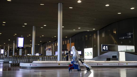 Imagen referencial. Zona de recojo de equipaje de la Terminal 2 del aeropuerto internacional Charles de Gaulle en Roissy, cerca de París, el 14 de mayo de 2020. (Ian LANGSDON / EPA POOL / AFP).
