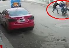 Le robaron el celular en moto, los alcanzó, se enfrentó a los ladrones y recuperó su equipo | VIDEO