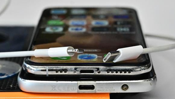 A la derecha está el conector de cable USB-C y al otro lado se encuentra el tradicional Apple Lightning. (Foto: AFP)