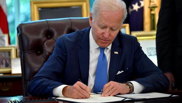 El presidente de Estados Unidos, Joe Biden, firma el documento que permite acelerar el envío de armas a Ucrania. (NICHOLAS KAMM / AFP).