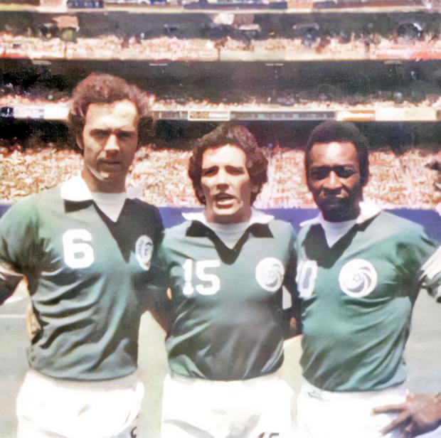 From left to right: Franz Beckenbauer, Ramón Mifflin and Pelé.  The midfield trident in Cosmos. 