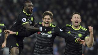 Chelsea ganó 3-0 a Leicester con tantos españoles y sigue líder