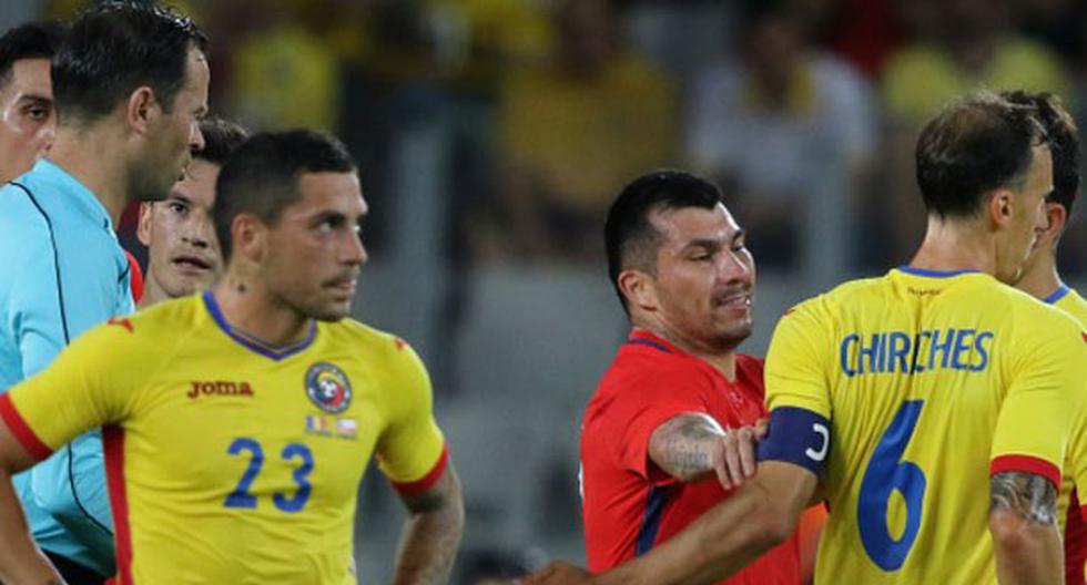 Gary Medel comete irresponsable falta y perjudicó a su equipo en partido amistoso contra Rumania | Foto: Emol