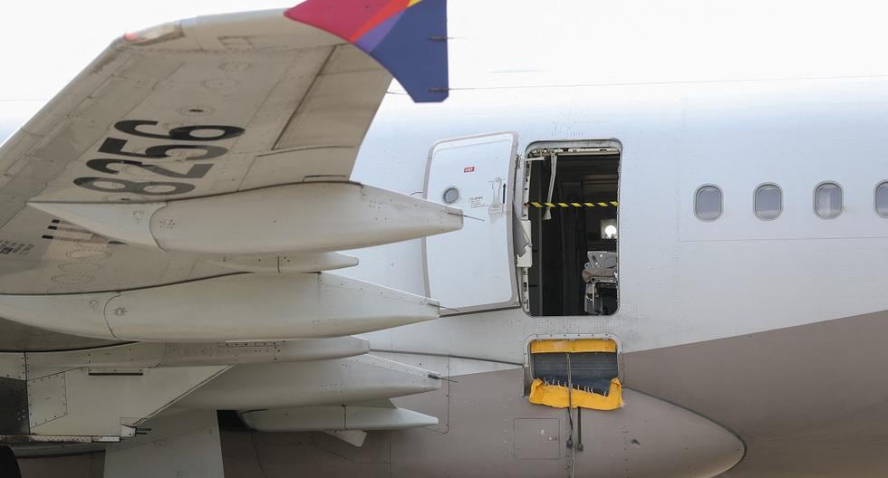 Arrest warrant issued for South Korean who opened plane emergency door