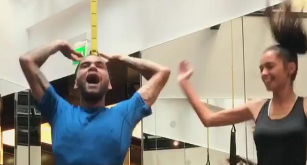 Dani Alves busca siempre llamar la atención en las redes sociales. Esta vez, el lateral del PSG compartió un video junto a su esposa en una divertida parodia. (Foto: Captura - Instagram)