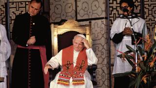 Juan Pablo II visitó a una nación sumida en el terror