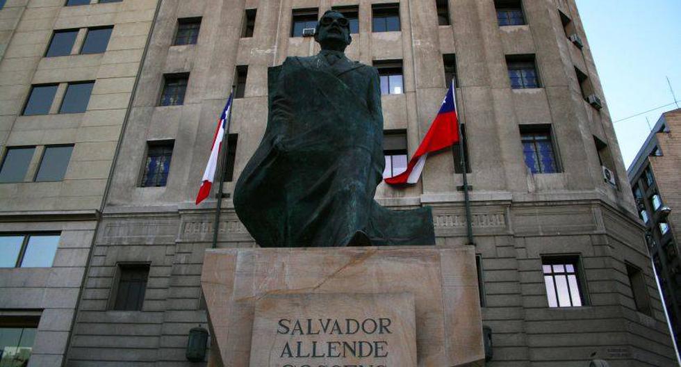 Estatúa de Salvador Allende frente a La Moneda. (Foto: flickr.com/infausto)