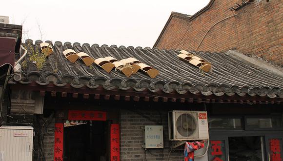 Okamoto Deguchi Design cre&oacute; unas peque&ntilde;as casas de madera en los tejados de Beijing para los gatos callejeros. (Foto: designboom)