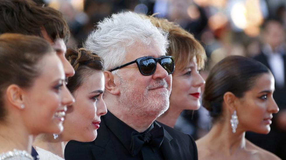 Pedro Almod&oacute;var present&oacute; &quot;Julieta&quot;, su nueva pel&iacute;cula, en Cannes. Aqu&iacute; lo vemos junto al elenco del filme, encabezado por Emma Su&aacute;rez. (Foto: Reuters)