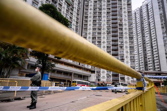 Parte de los habitantes del edificio Hong Mei House fueron evacuados. El edificio forma parte de la residencia Cheung Hong Estate, situada en la isla Tsing Yi, en el noroeste de Hong Kong, un territorio semiautónomo chino. Foto: AFP