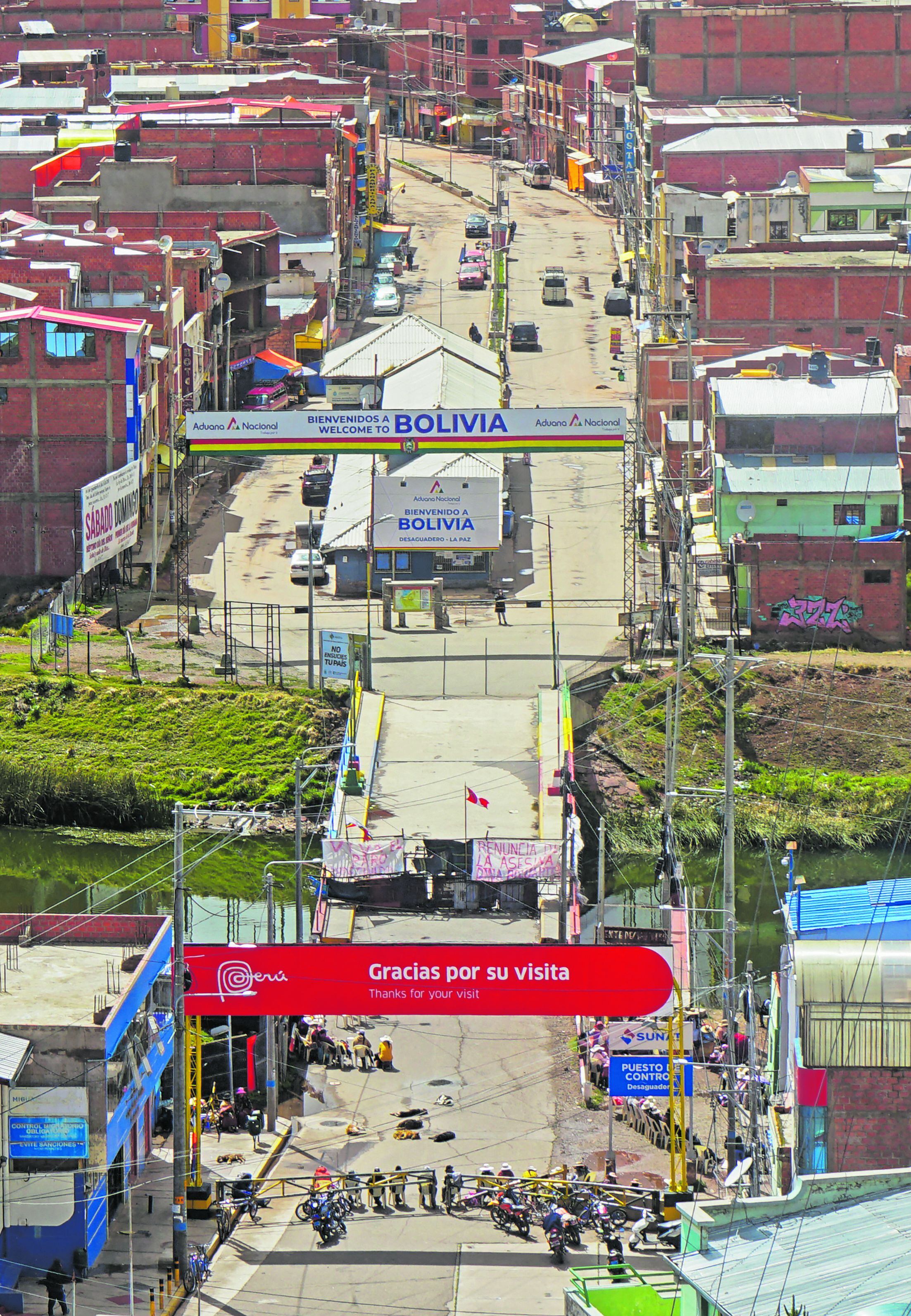 Las calles y tiendas en Desaguadero permanecen cerradas mientras la gente se desplaza a pie hasta  Bolivia para comprar gas y así poder cocinar y calentar alimentos. (Foto: Bernat BIDEGAIN / AFP)
